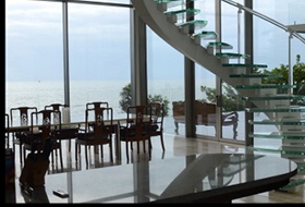 泰国海边别墅玻璃幕墙、夹层玻璃旋转楼梯